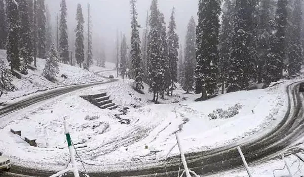  कश्मीर के ऊंचे इलाकों में बर्फबारी, न्यूनतम तापमान में वृद्धि